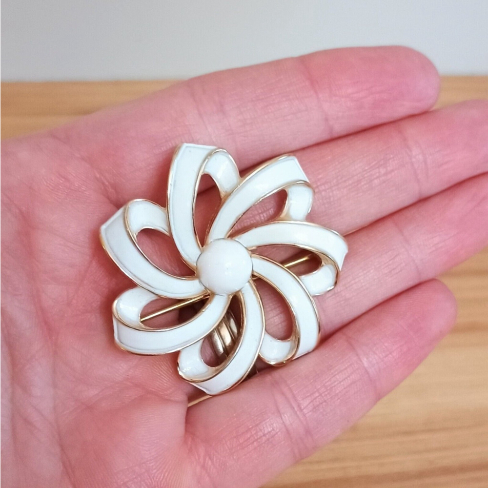 Vintage Crown Trifari White Enamel Gold Tone Ribbon Flower Brooch